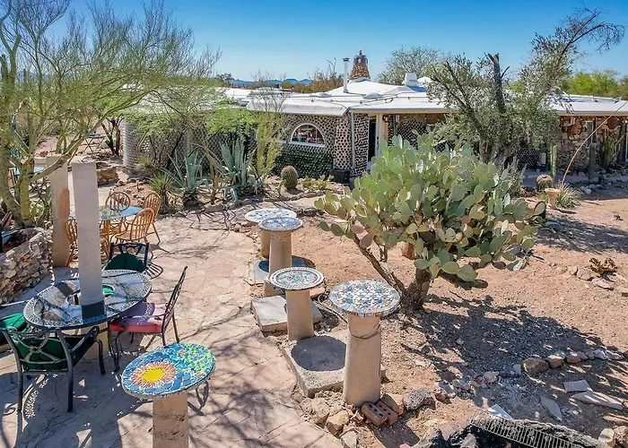Artistic Earth House With Vibrant Glass Bottle Architecture Near Saguaro National Park In Tucson, Arizona Holiday home Tucson