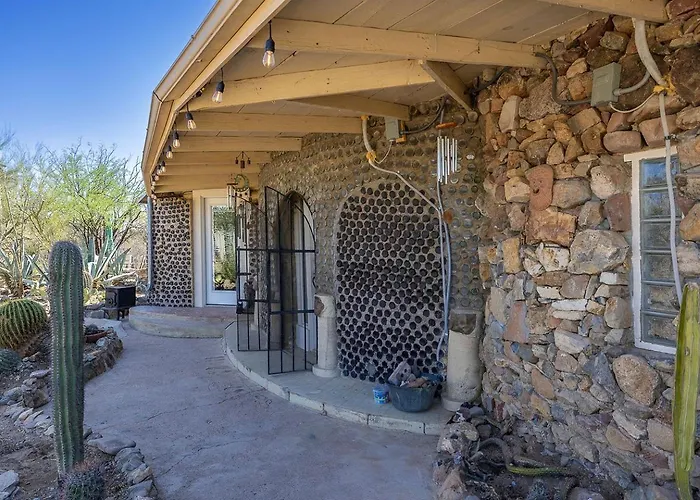 Holiday home Artistic Earth House With Vibrant Glass Bottle Architecture Near Saguaro National Park In Tucson, Arizona