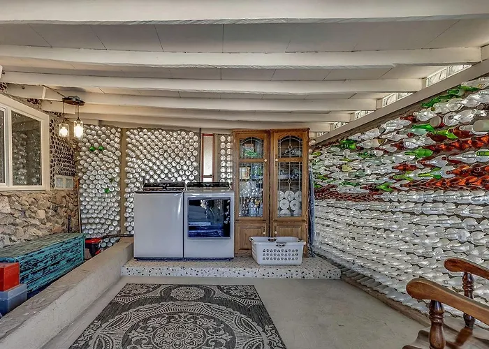 Artistic Earth House With Vibrant Glass Bottle Architecture Near Saguaro National Park In Tucson, Arizona Holiday home *