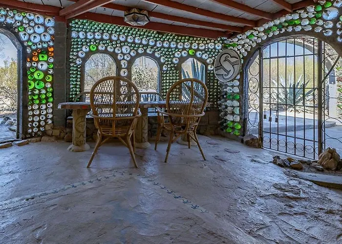 Holiday home Artistic Earth House With Vibrant Glass Bottle Architecture Near Saguaro National Park In Tucson, Arizona Tucson
