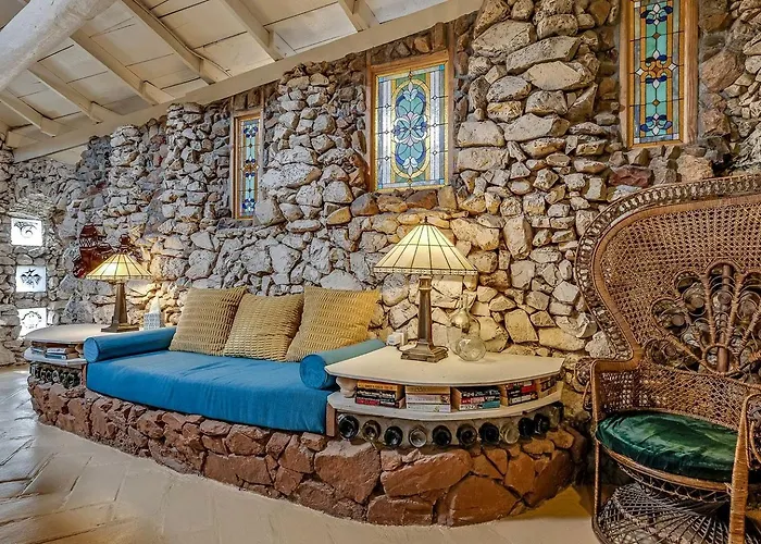 Holiday home Artistic Earth House With Vibrant Glass Bottle Architecture Near Saguaro National Park In Tucson, Arizona *