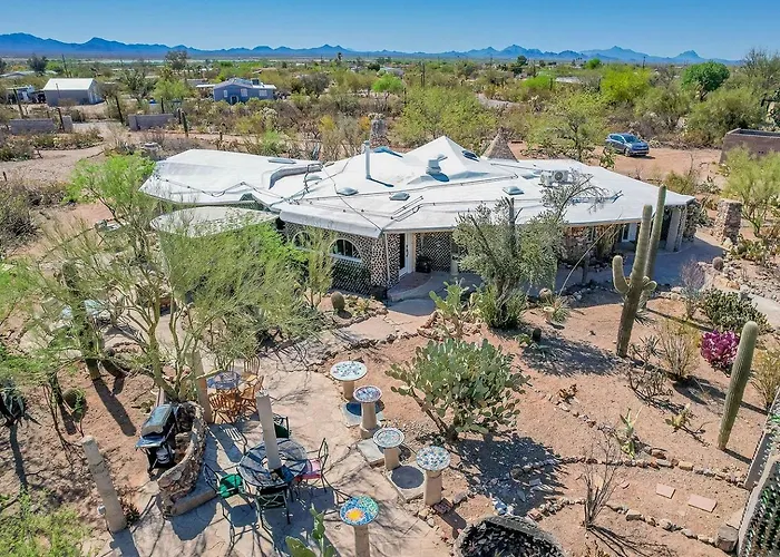 Holiday home Artistic Earth House With Vibrant Glass Bottle Architecture Near Saguaro National Park In Tucson, Arizona Tucson