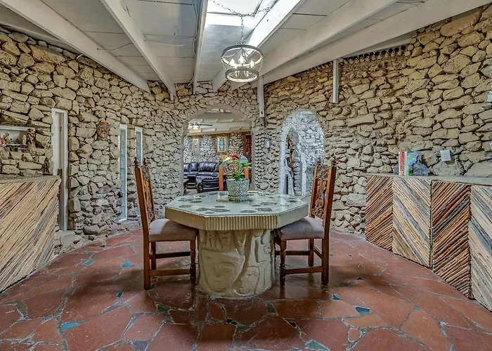 Artistic Earth House With Vibrant Glass Bottle Architecture Near Saguaro National Park In Tucson, Arizona Holiday home Tucson