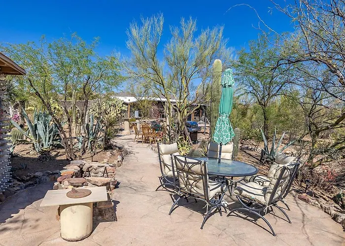 Holiday home Artistic Earth House With Vibrant Glass Bottle Architecture Near Saguaro National Park In Tucson, Arizona