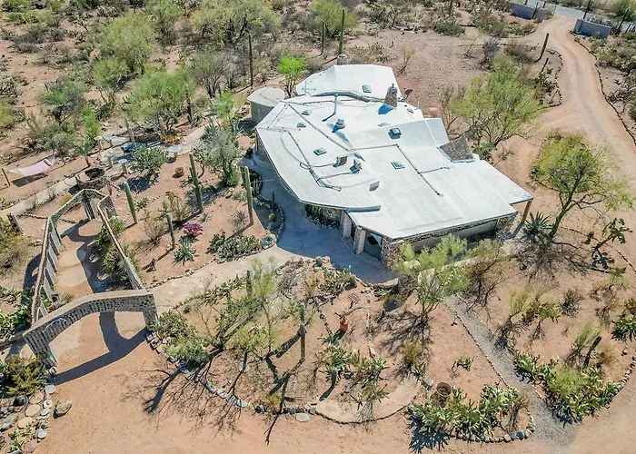 Artistic Earth House With Vibrant Glass Bottle Architecture Near Saguaro National Park In Tucson, Arizona Holiday home Tucson